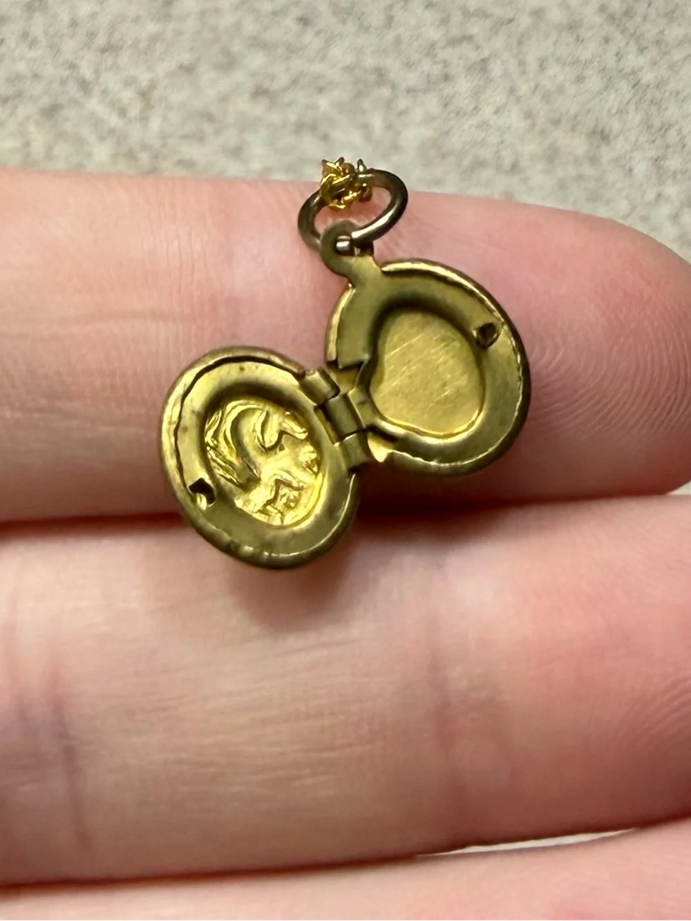 Vintage Gold Floral Engraved Round Locket Pendant - Women Jewelry